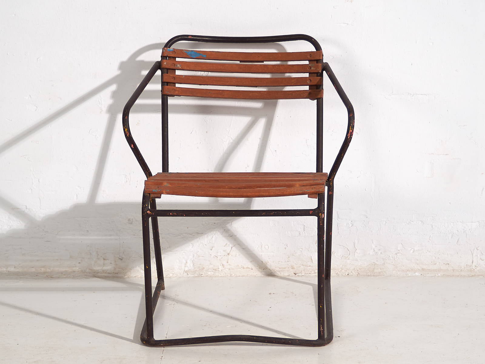 Silla de exterior antigua con reposabrazos (c.1920)