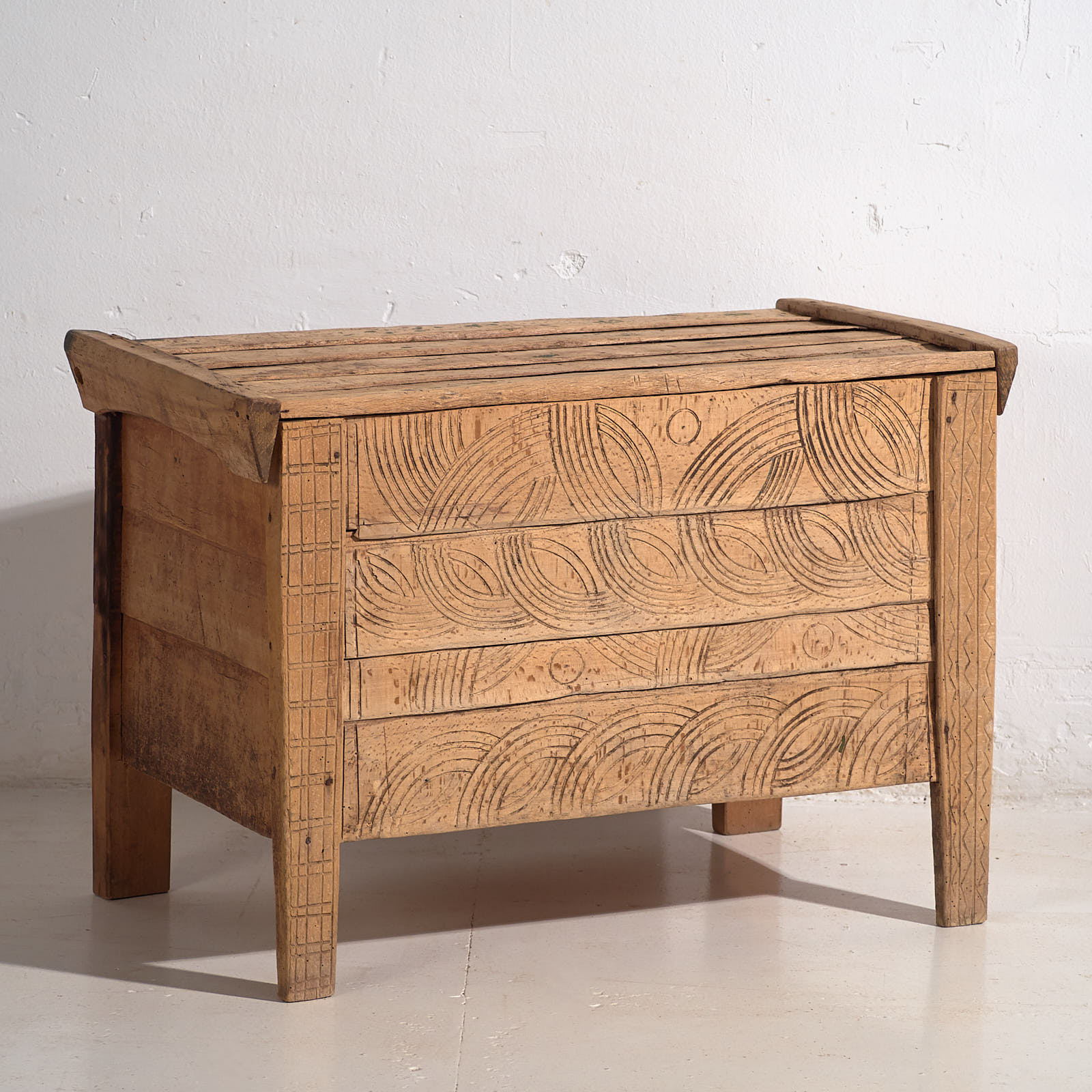 Ancien coffre sculpté de style primitif (c.1920) #51