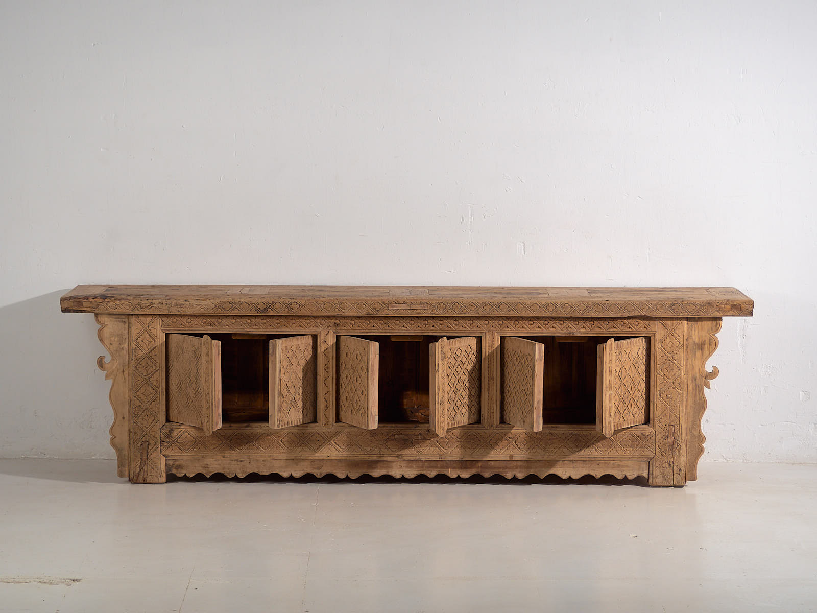 Aparador bajo antiguo con tallado artesanal (c.1900) #54