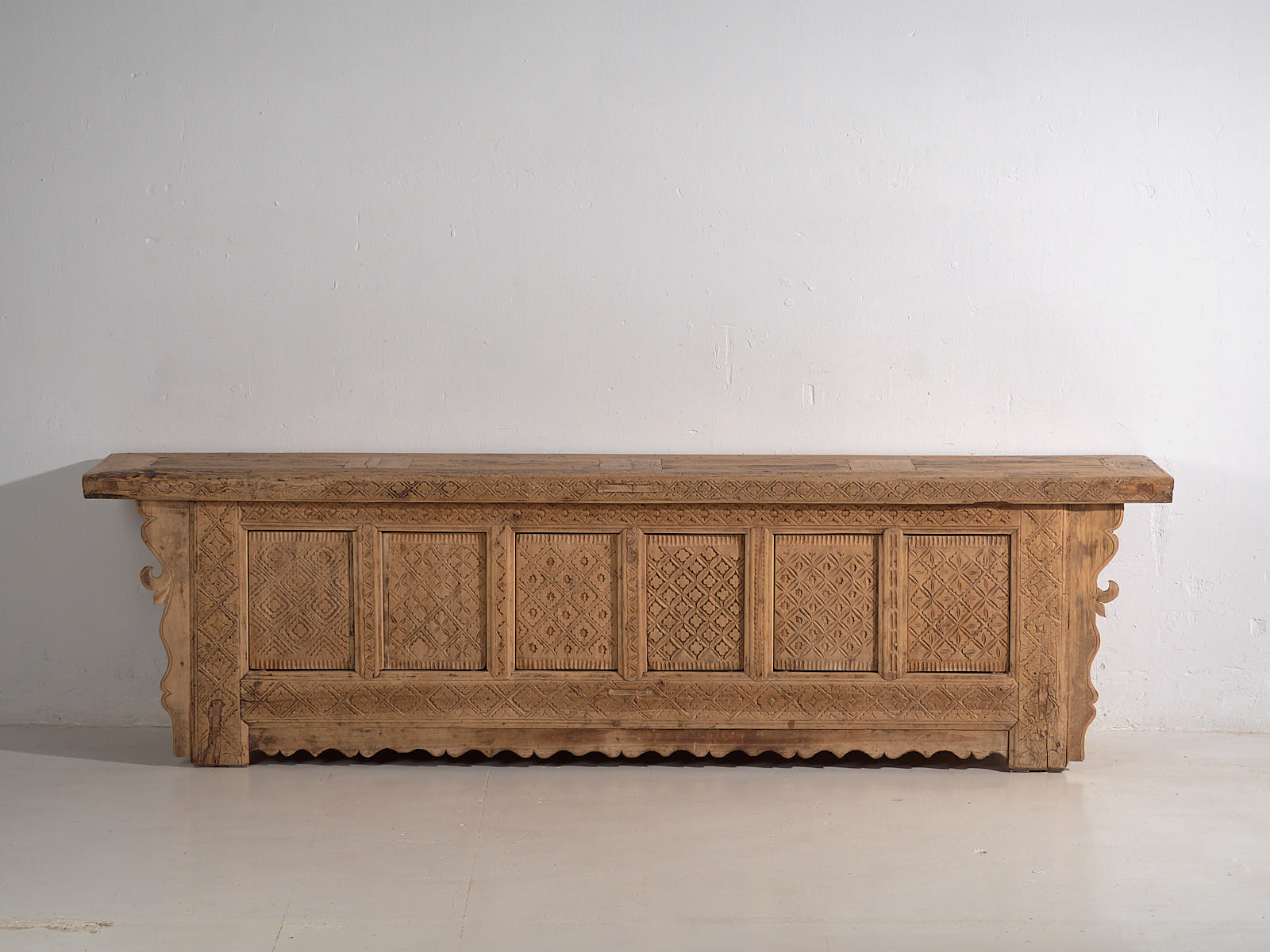 Aparador bajo antiguo con tallado artesanal (c.1900) #54