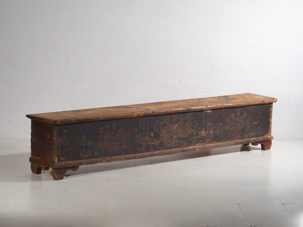 Baúl largo antiguo pintado con motivos florales (Año 1876) #1