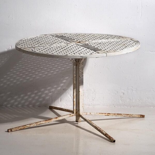 Antigua mesa redonda blanca para exterior (c.1930)