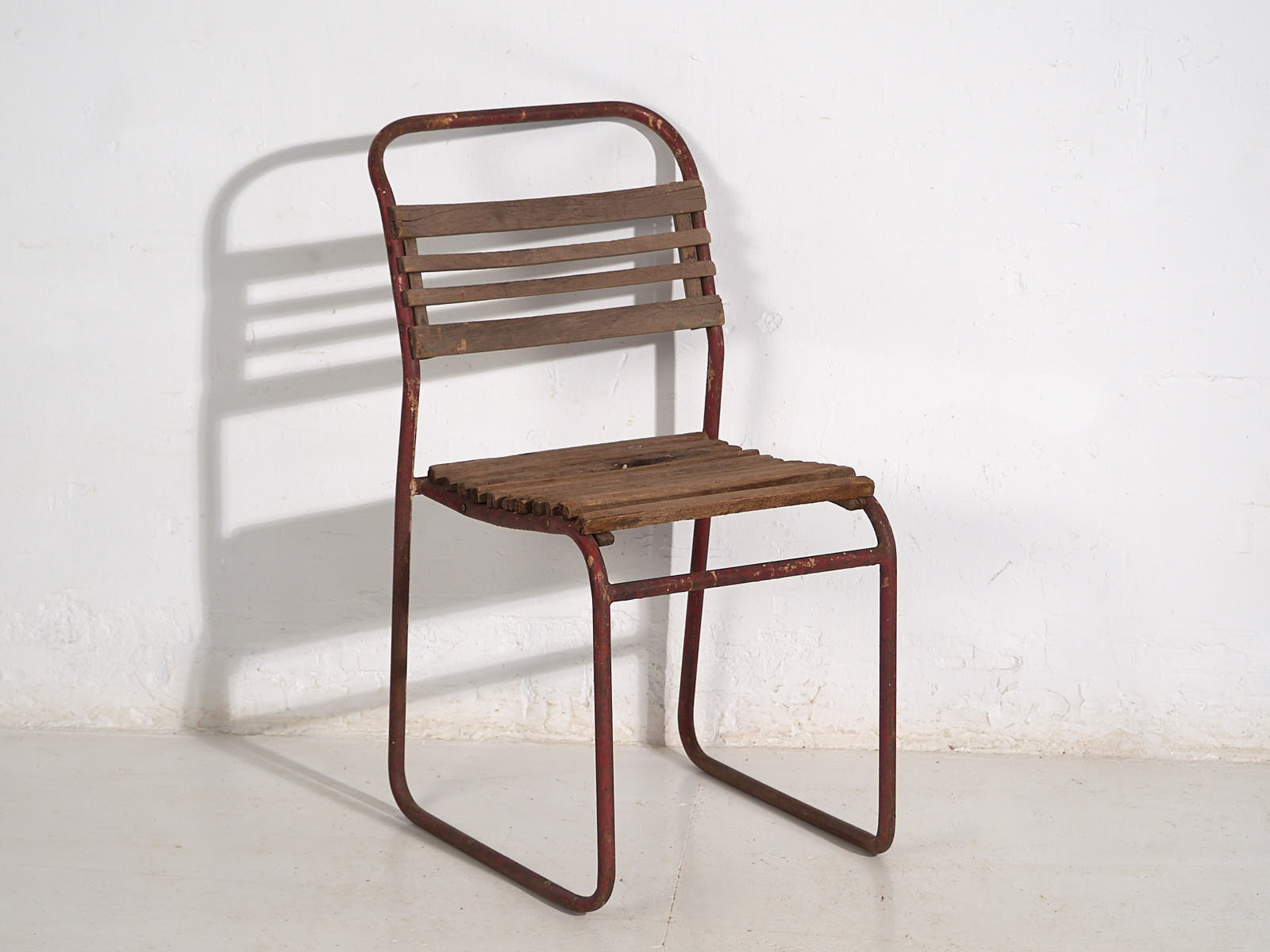 Sillas rojas de jardín antiguas (c.1920). Conjunto de 2 piezas