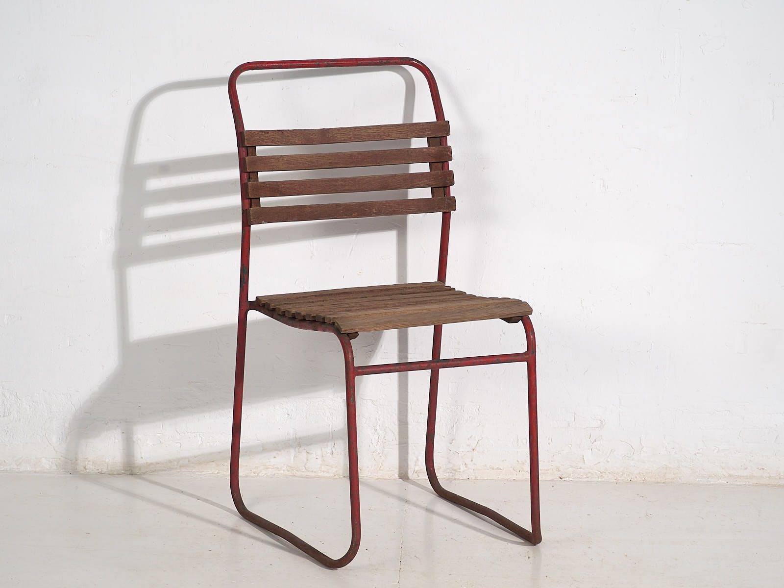 Sillas rojas de jardín antiguas (c.1920). Conjunto de 2 piezas