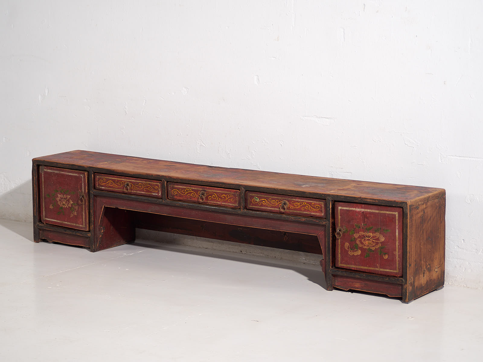 Mueble TV rojo antiguo con detalles florales (c.1900) #17