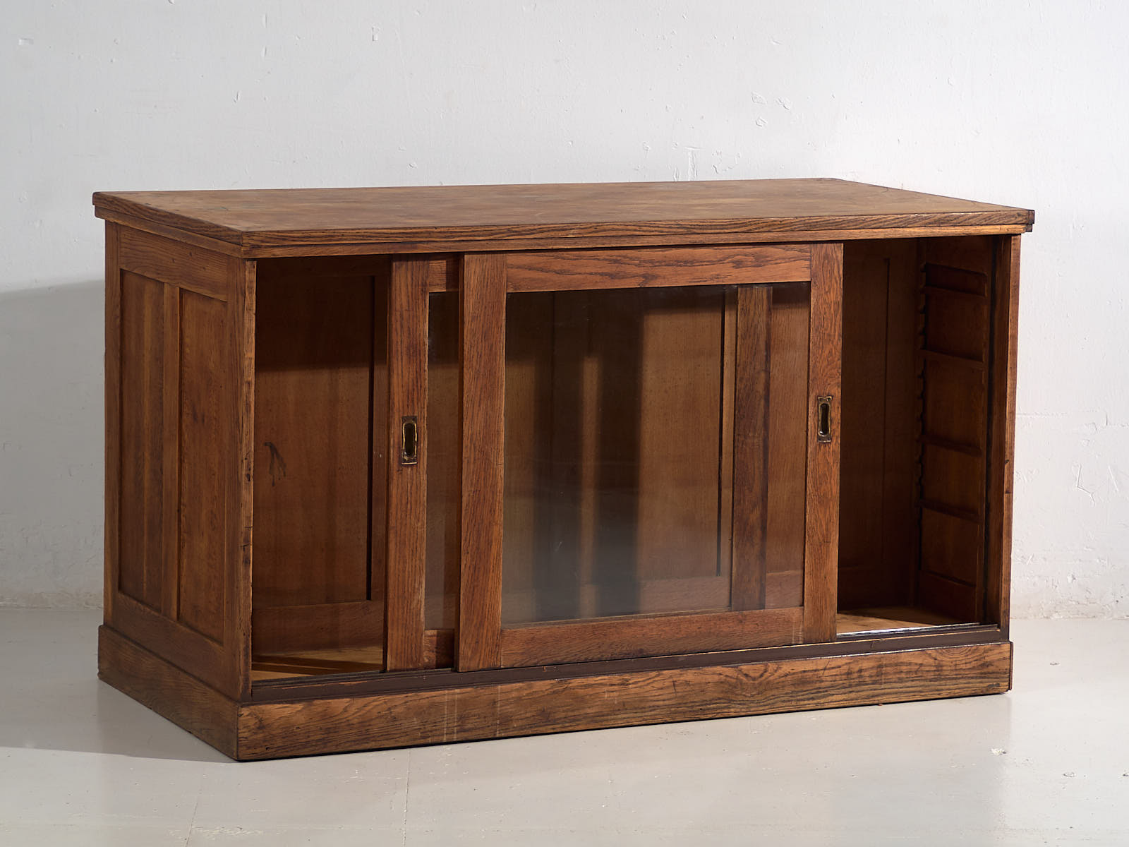 Mostrador de tienda antiguo con puertas de vidrio y cajonera trasera (c.1920) #14