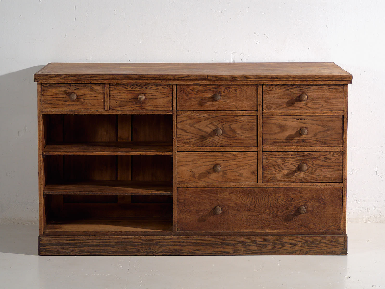 Mostrador de tienda antiguo con puertas de vidrio y cajonera trasera (c.1920) #14