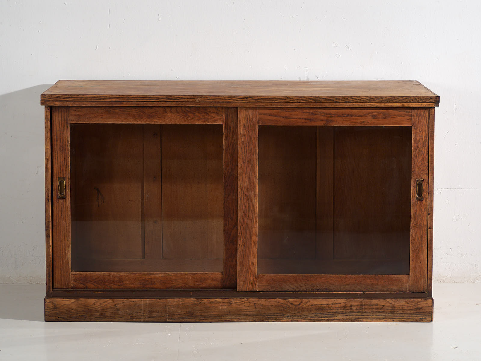 Mostrador de tienda antiguo con puertas de vidrio y cajonera trasera (c.1920) #14