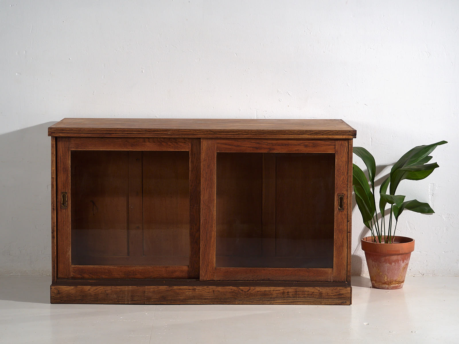 Mostrador de tienda antiguo con puertas de vidrio y cajonera trasera (c.1920) #14