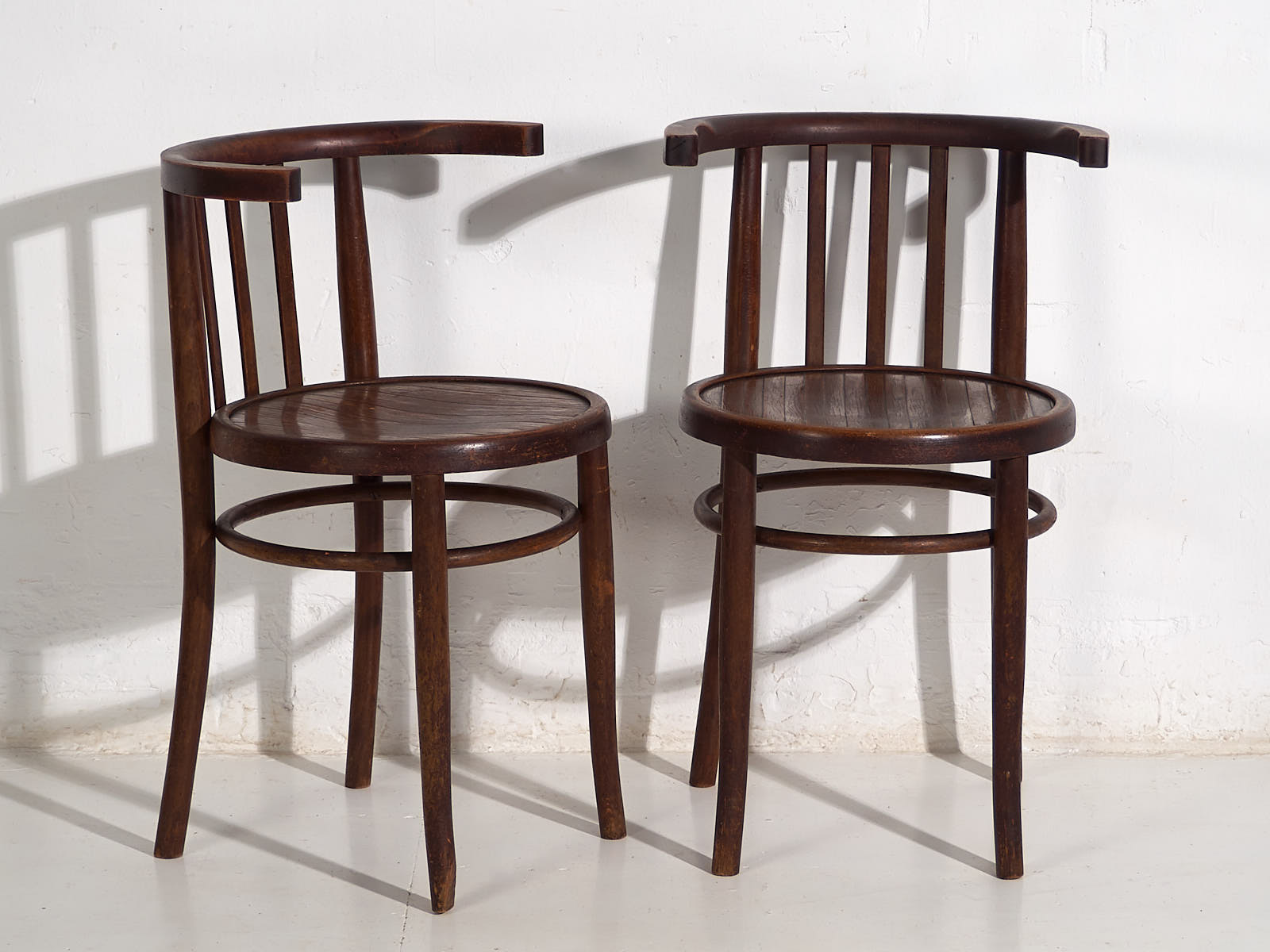 Chaises anciennes en bois courbé (vers 1920). Ensemble de 4 pièces n°2