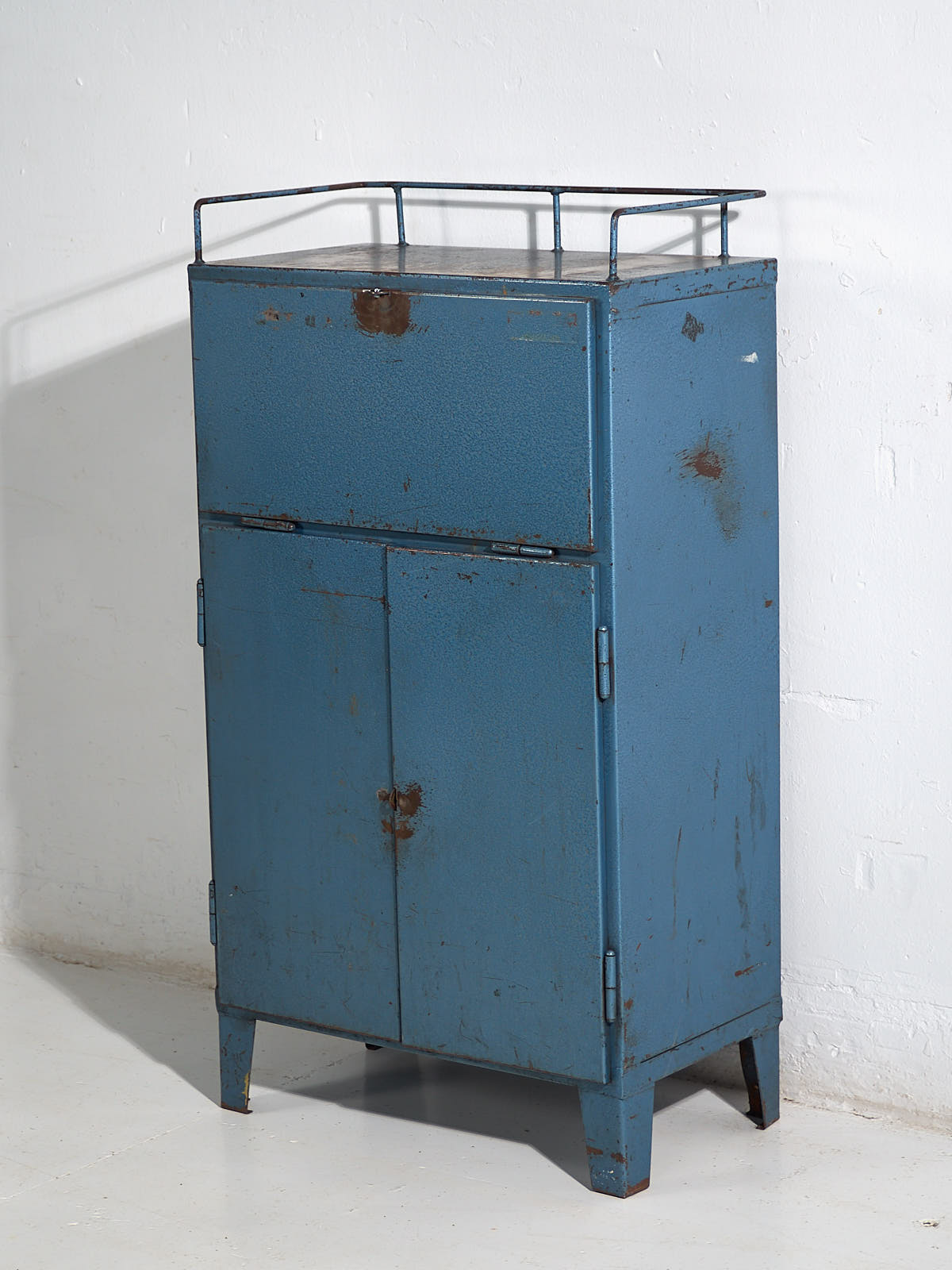 Armario metálico vintage de estilo industrial (c.1950) #1