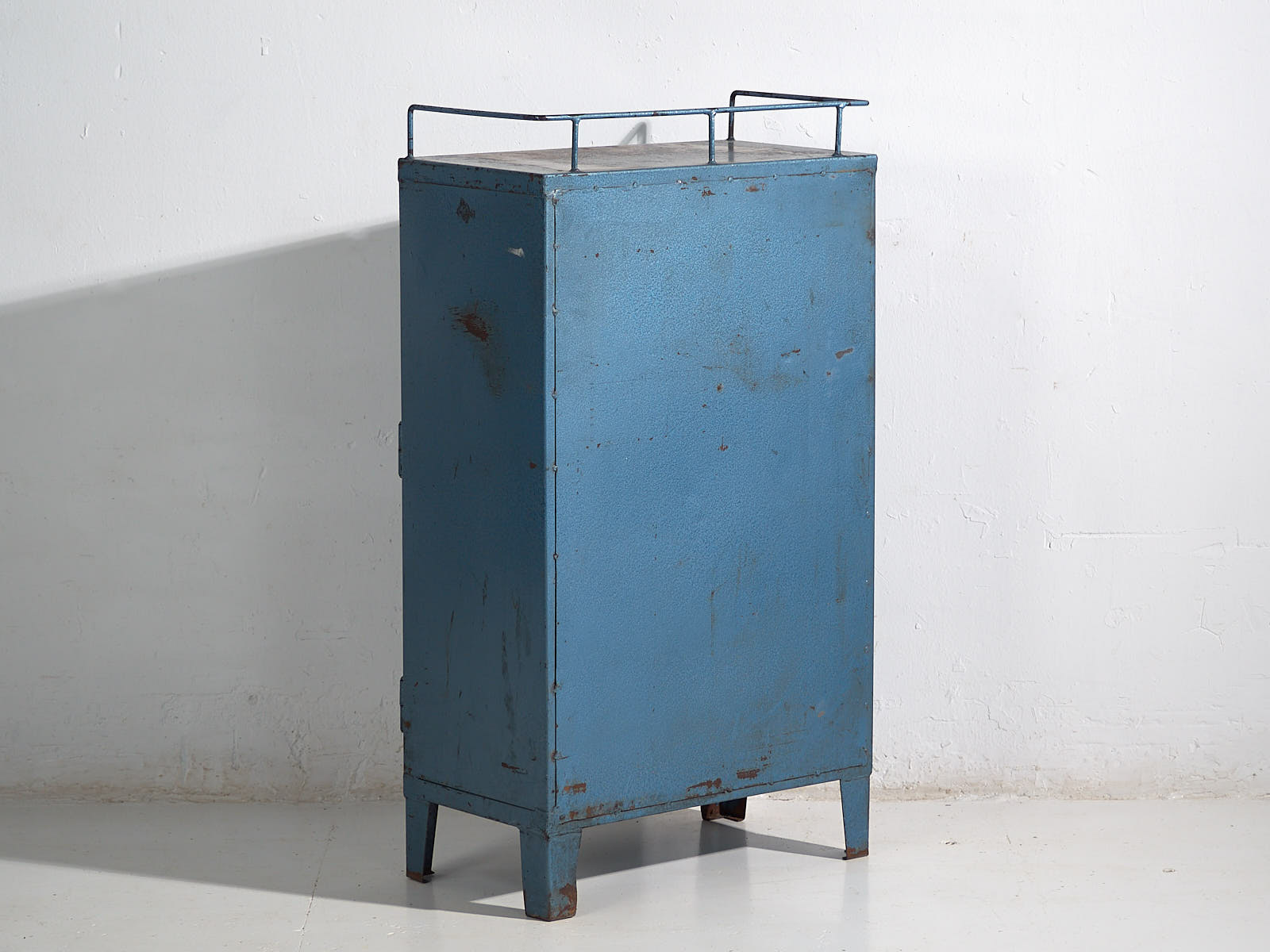 Armario metálico vintage de estilo industrial (c.1950) #1