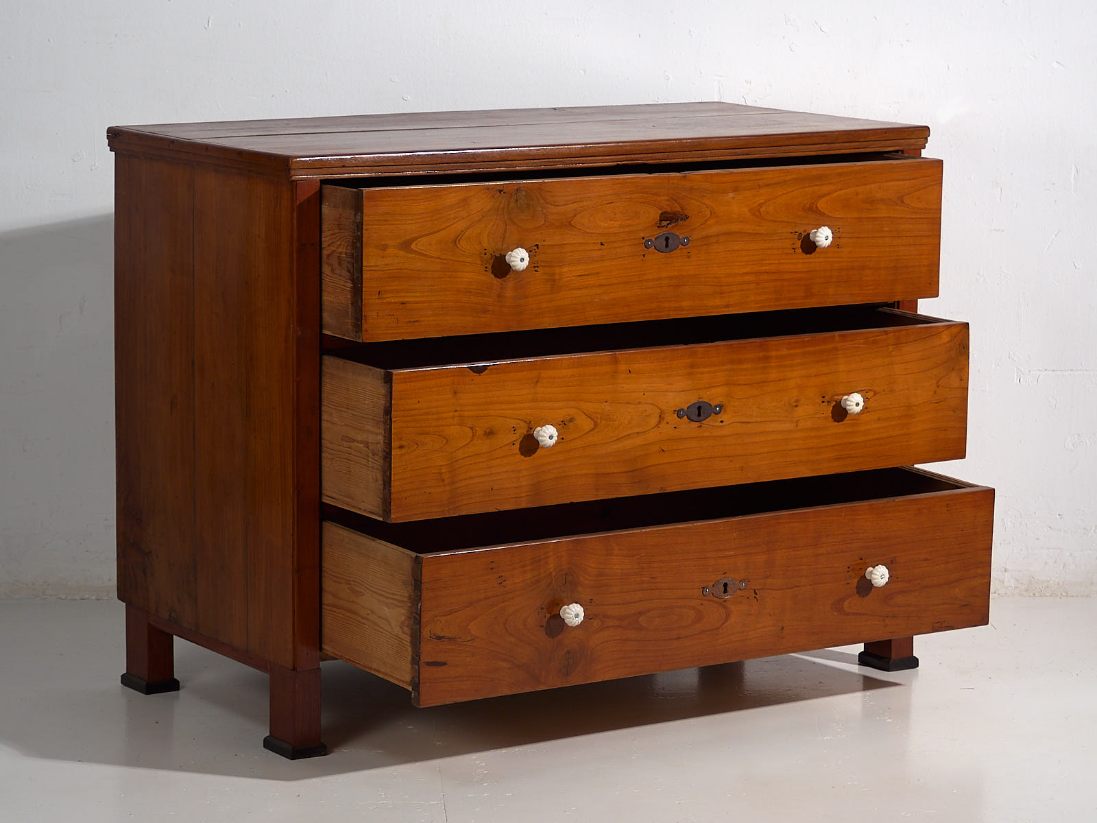 Antigua cómoda de estilo Biedermeier con tiradores de porcelana (c.1850) #64