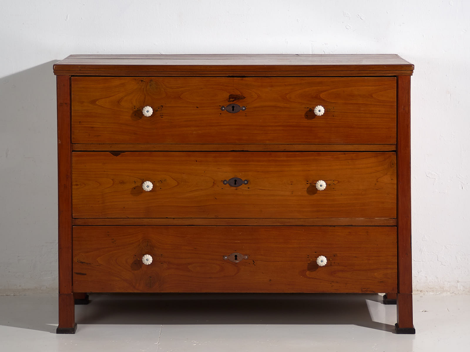 Antigua cómoda de estilo Biedermeier con tiradores de porcelana (c.1850) #64