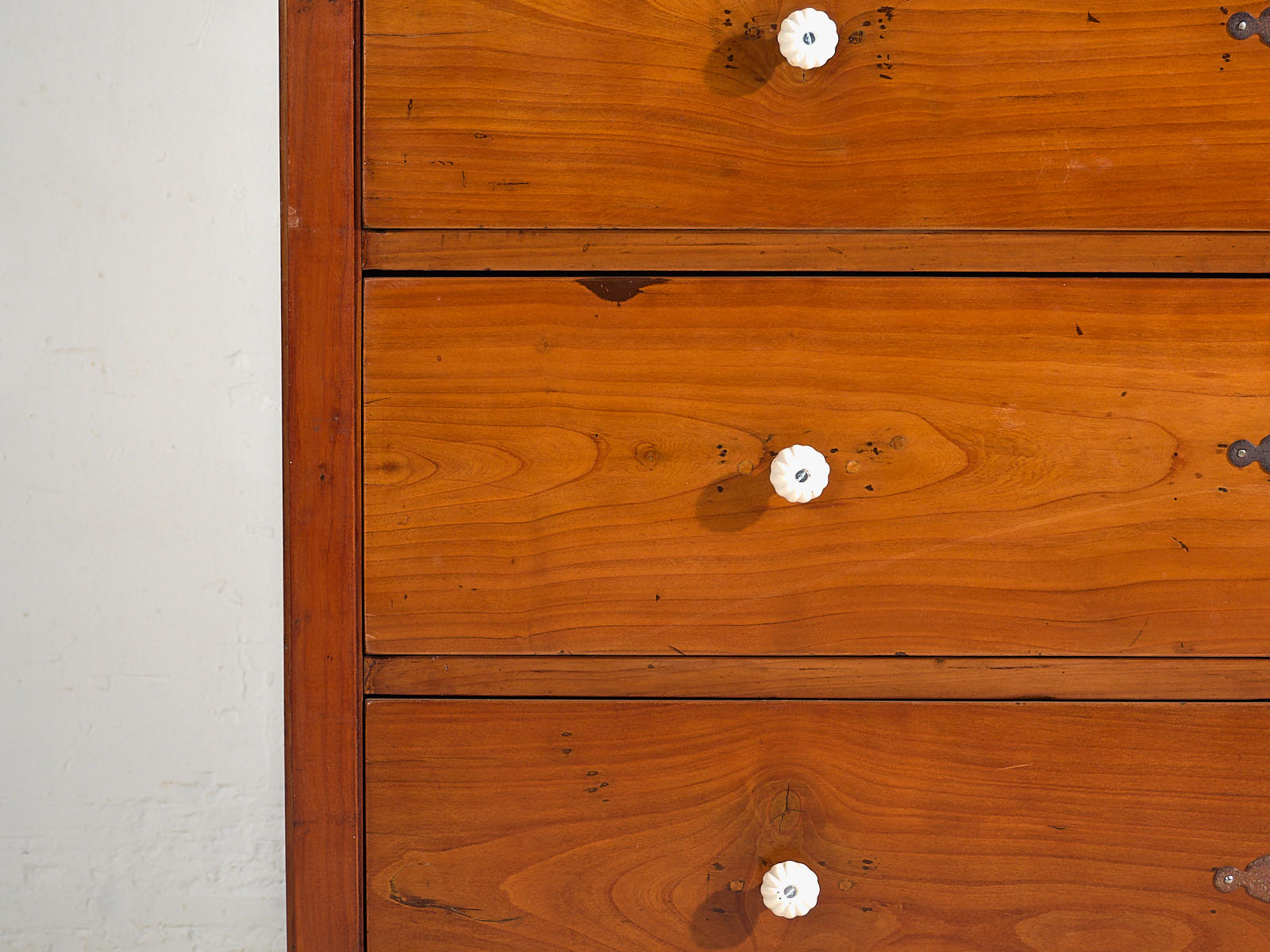 Antigua cómoda de estilo Biedermeier con tiradores de porcelana (c.1850) #64