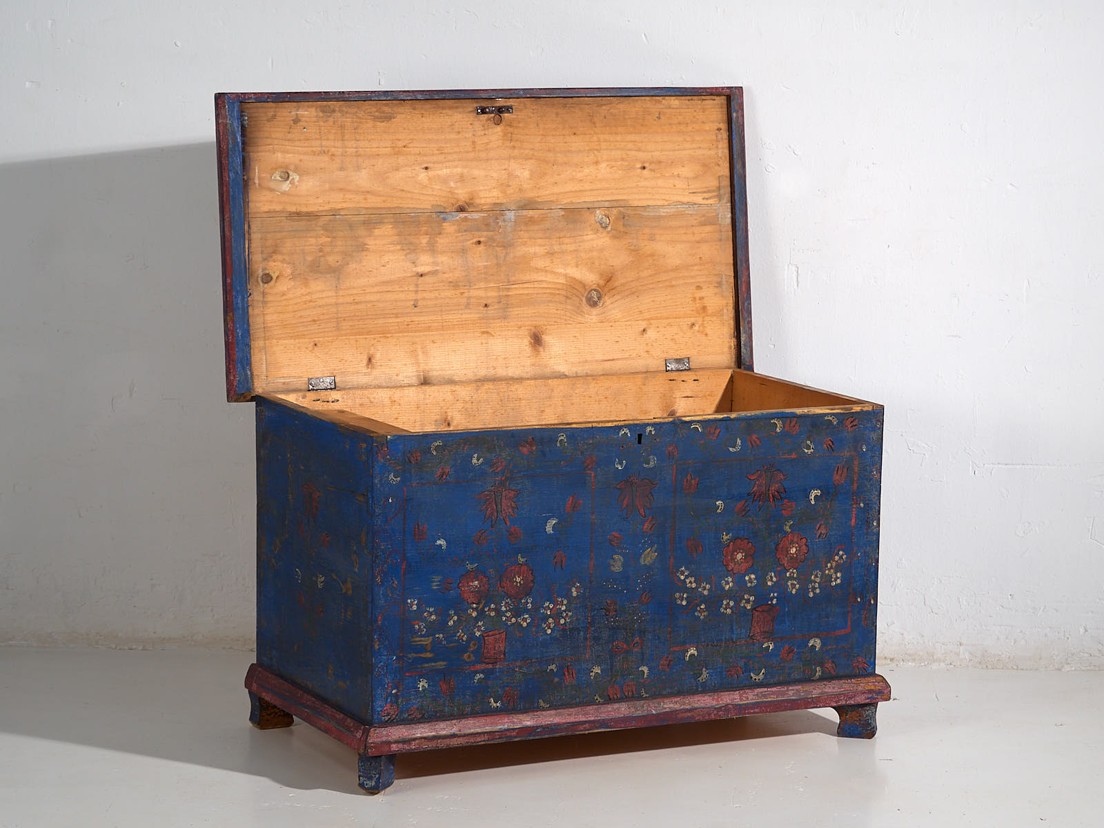 Antique navy blue trunk with floral details (c.1920) #94