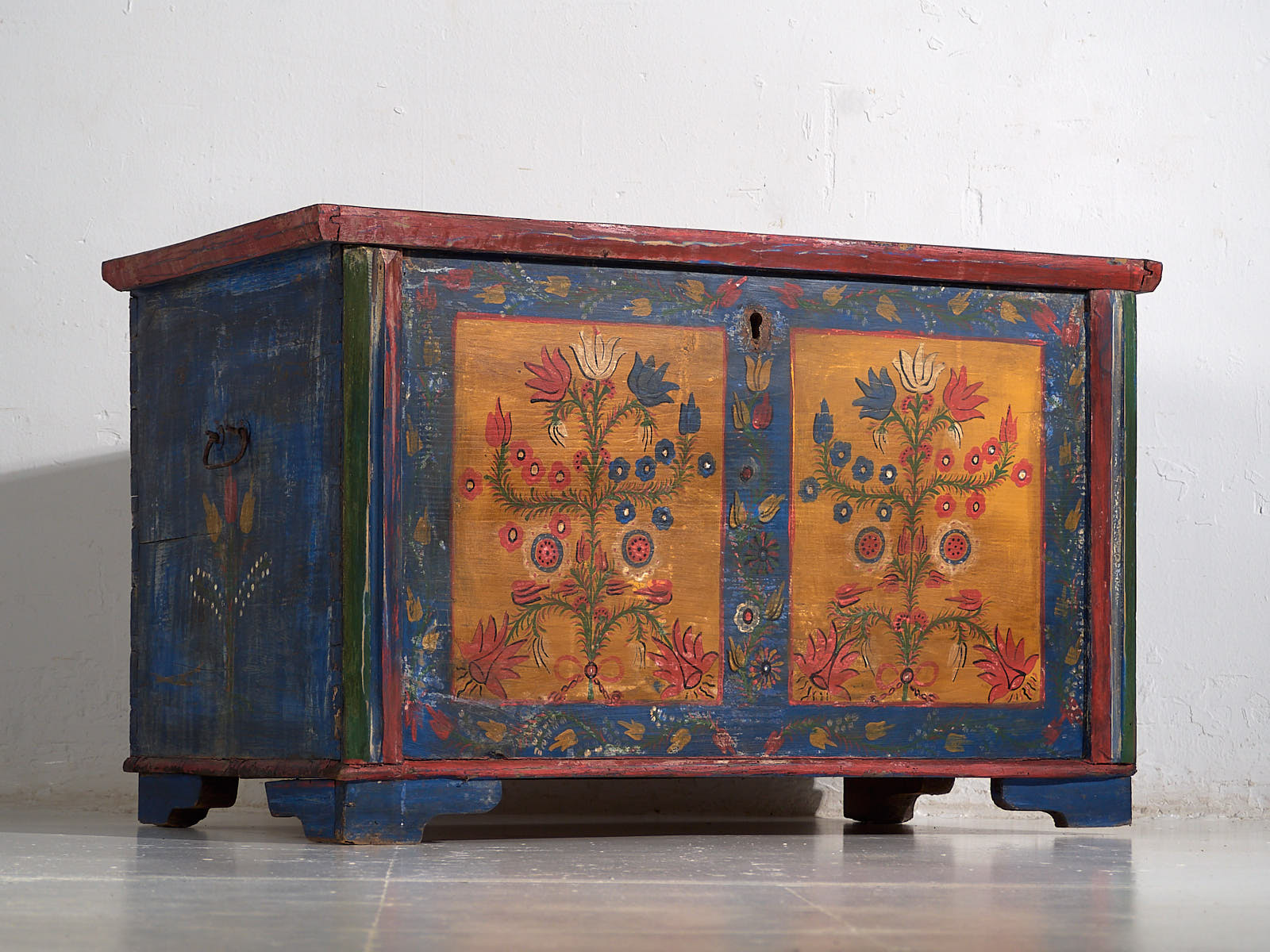 Arcón antiguo de estilo arte popular con motivos florales (c.1920) #95