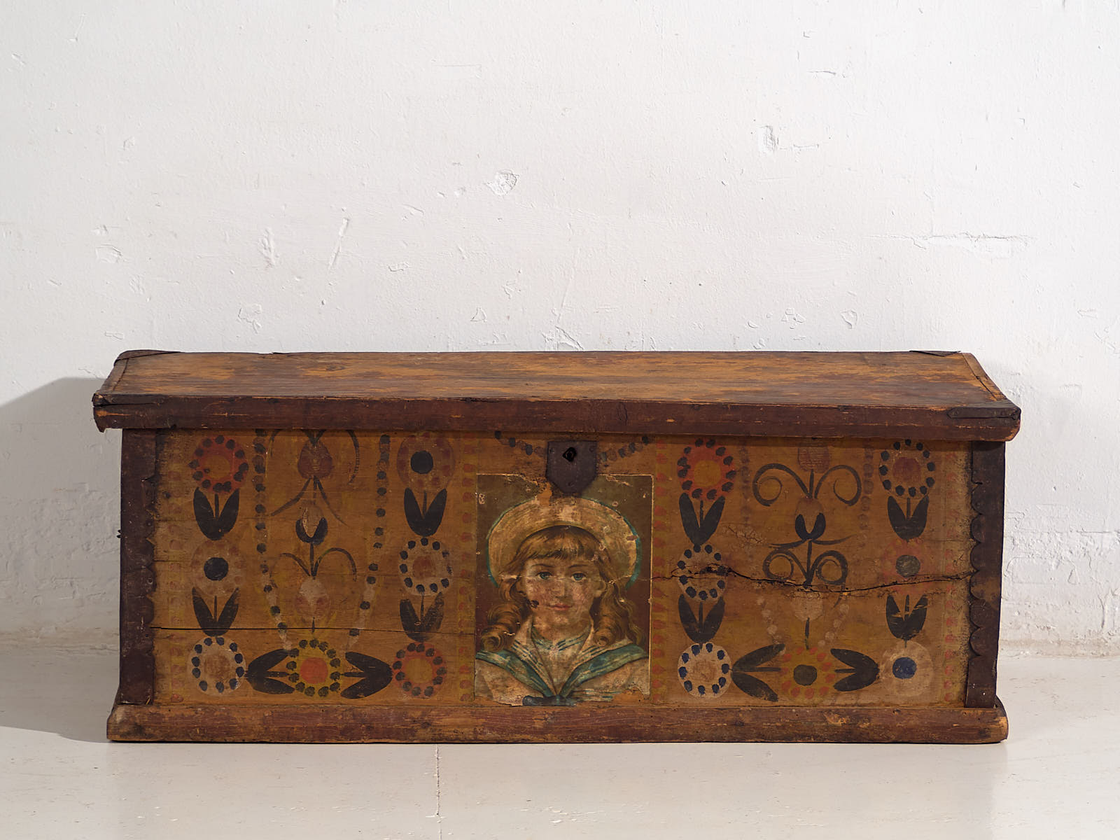 Baúl antiguo de almacenaje pintado con detalles folklóricos (c.1920) #105