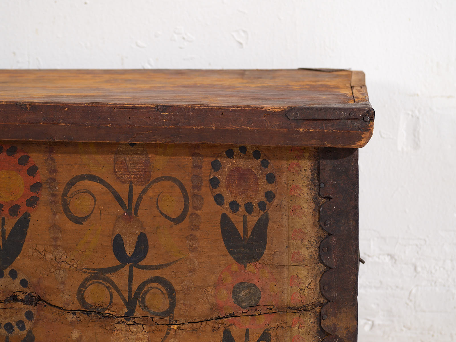 Baúl antiguo de almacenaje pintado con detalles folklóricos (c.1920) #105