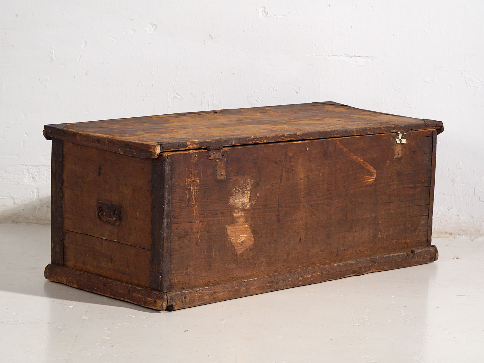 Baúl antiguo de almacenaje pintado con detalles folklóricos (c.1920) #105