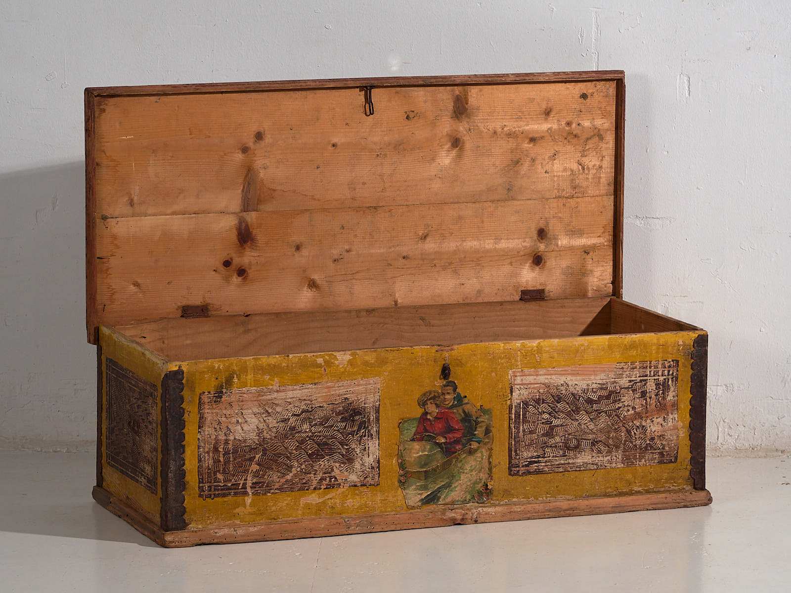 Baúl antiguo con estructura metálica (c.1920) #2