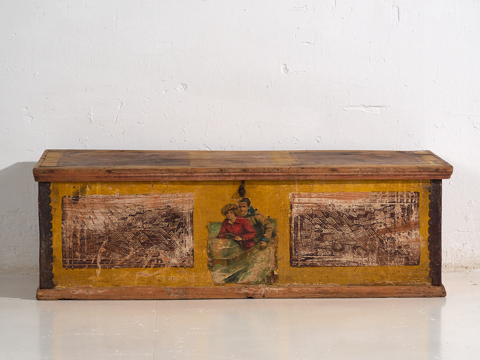 Baúl antiguo con estructura metálica (c.1920) #2