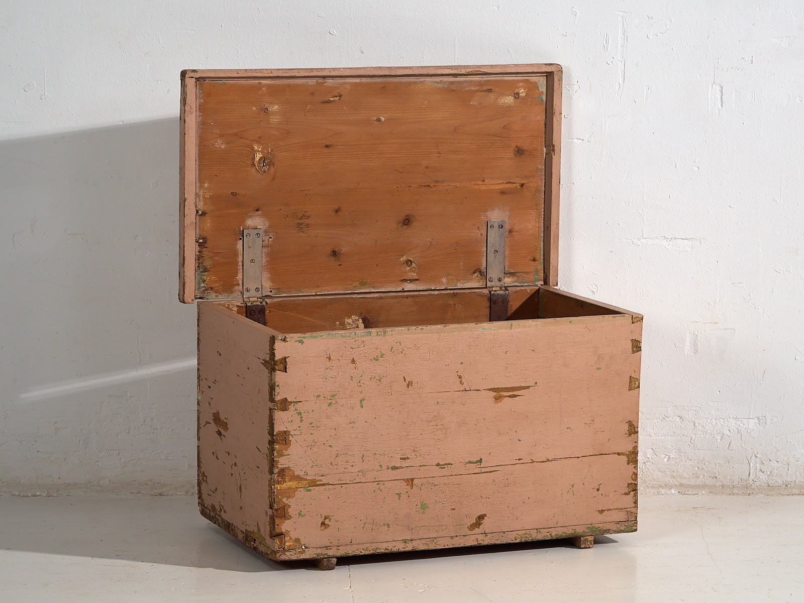 Cofre antiguo de madera maciza con pátina de color rosa (c.1920) #1