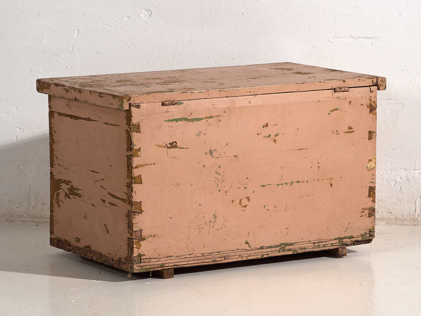 Cofre antiguo de madera maciza con pátina de color rosa (c.1920) #1