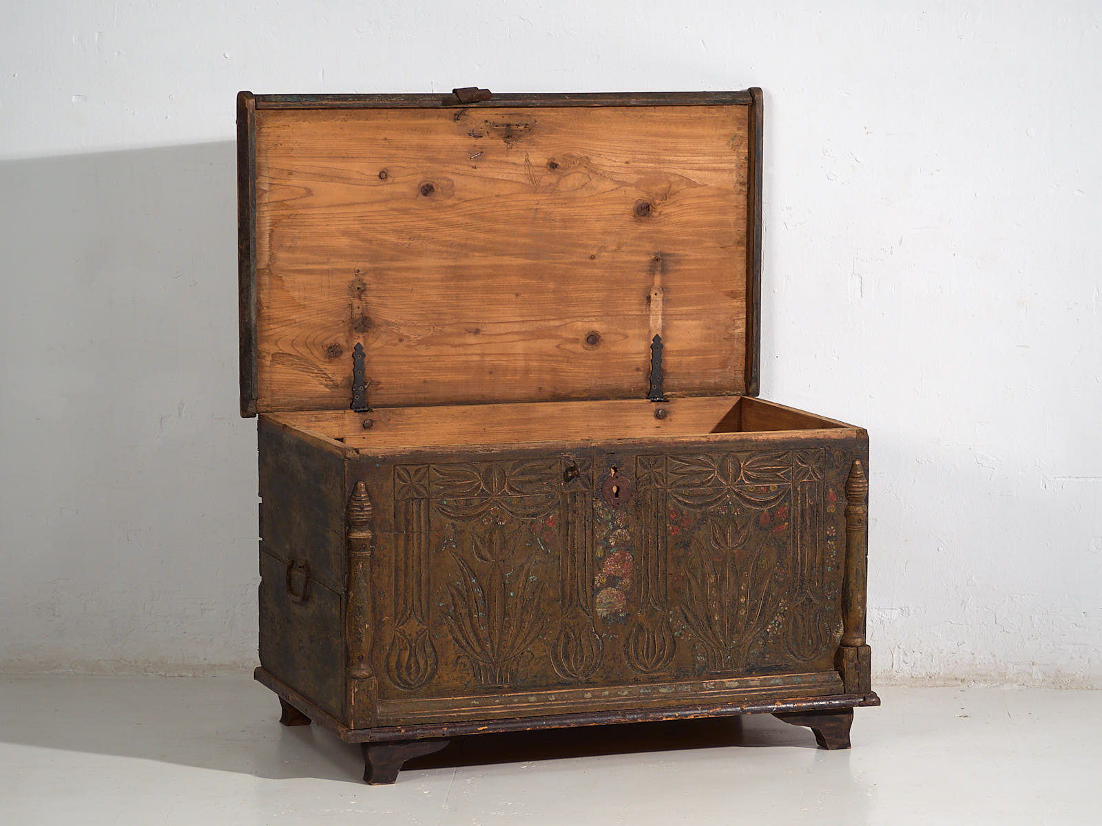 Arcón antiguo tallado con motivos florales (c.1920) #9