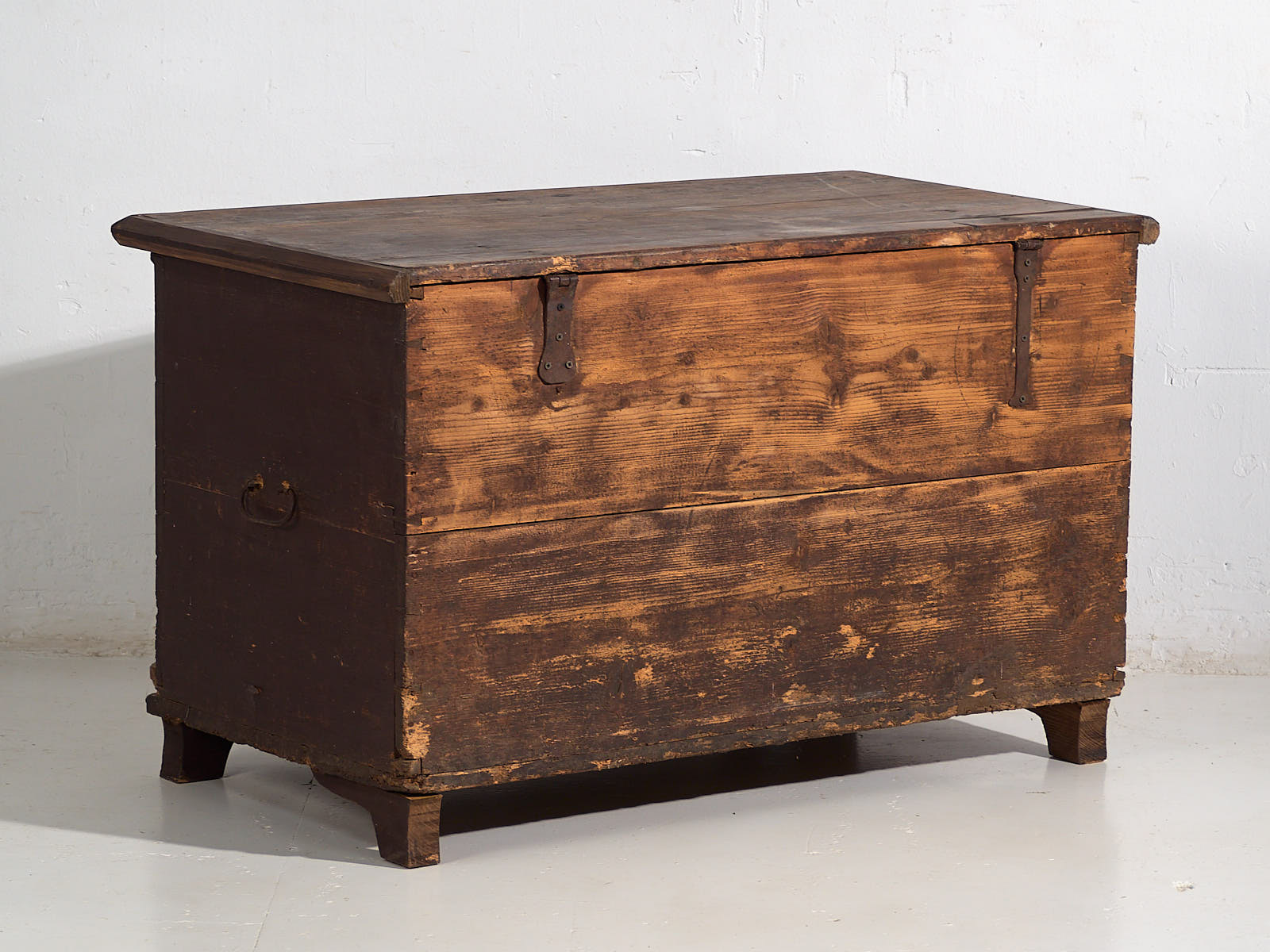 Cofre nupcial antiguo con decoración vegetal en relieve (c.1920) #10