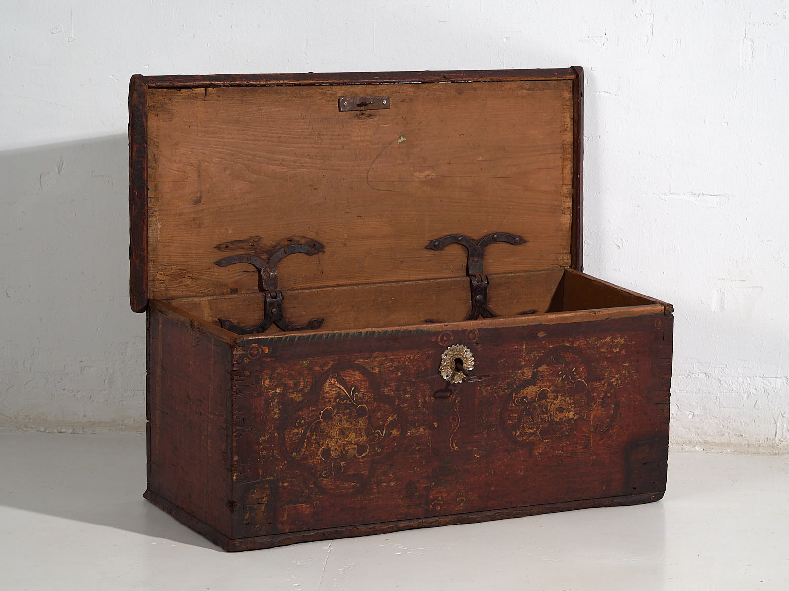 Arcón antiguo pintado con motivos florales y cerradura de hierro (c.1820) #47