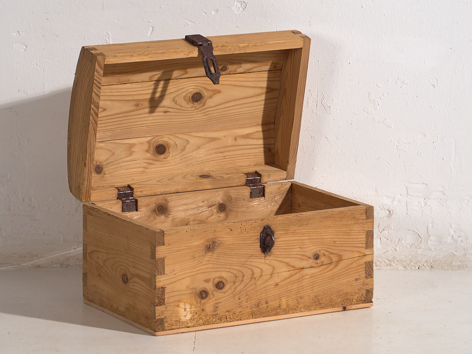 Cofre de viaje antiguo con cierre de hierro forjado (c.1900) #1