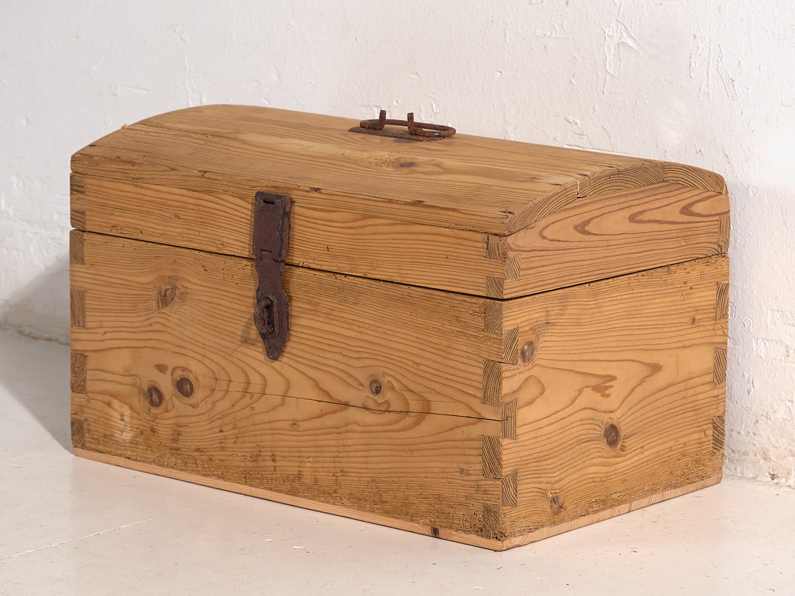 Cofre de viaje antiguo con cierre de hierro forjado (c.1900) #1