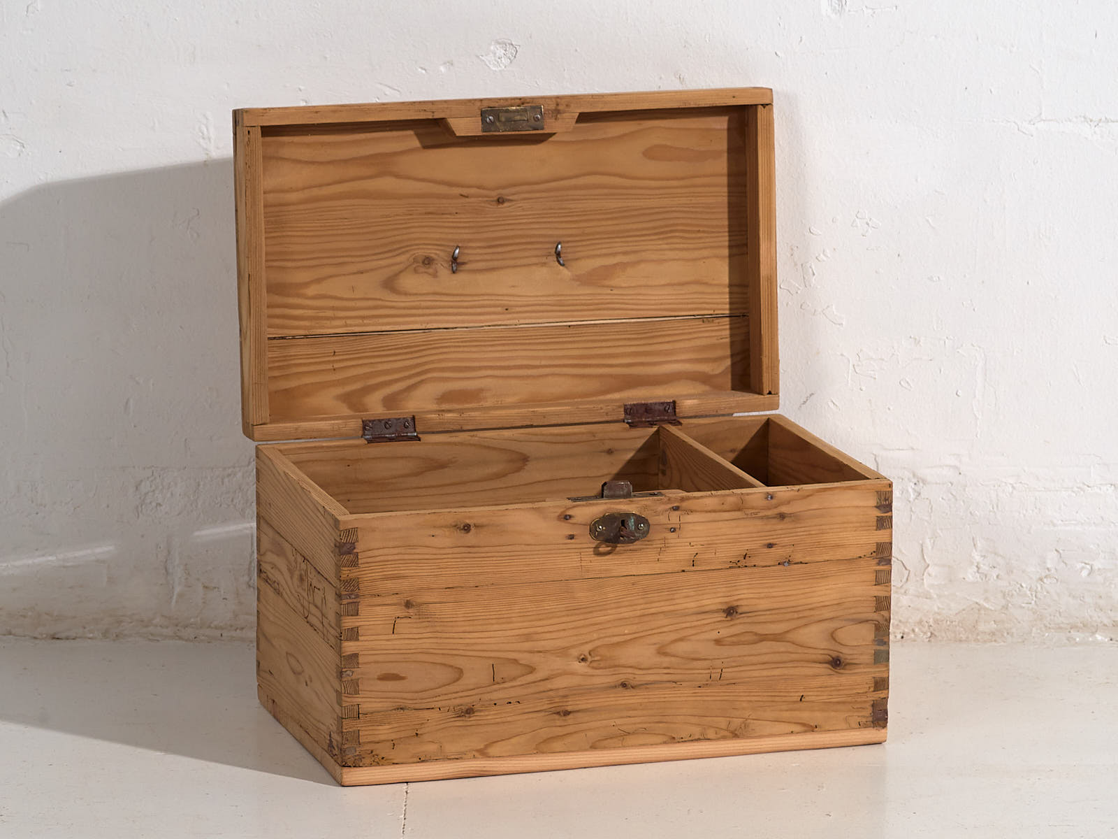 Cofre antiguo de madera maciza (c.1920) #6