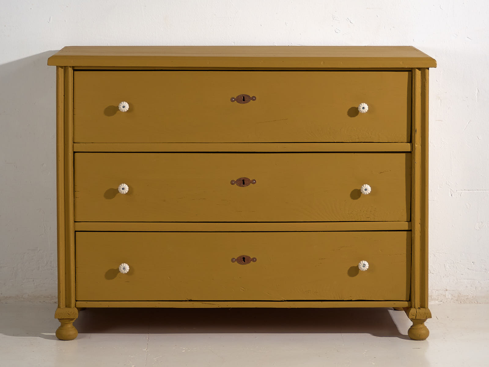 Cómoda antigua en tono mostaza con tiradores de porcelana (c.1920) #54