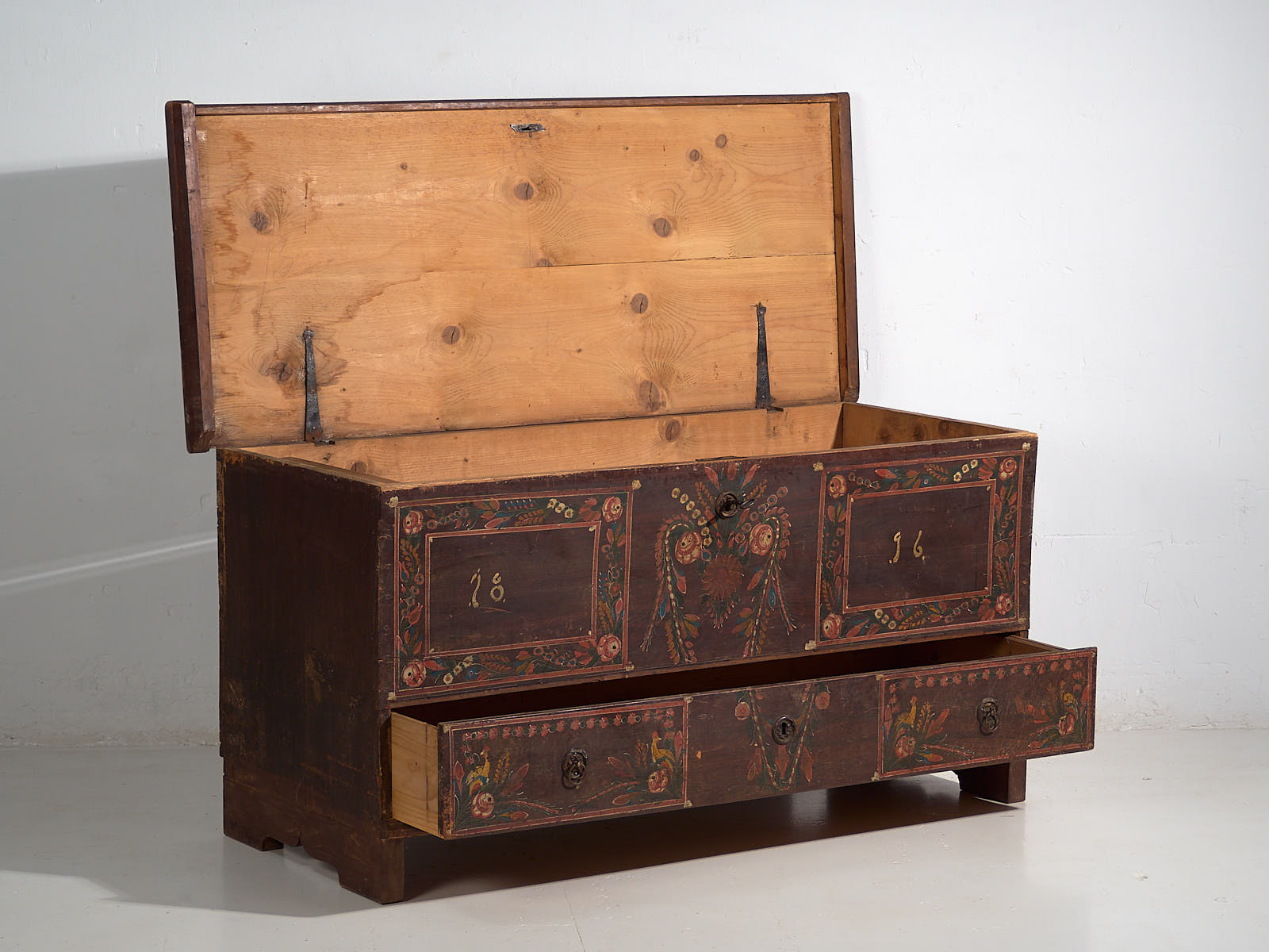 Antique chest with lower drawers (Year 1896)