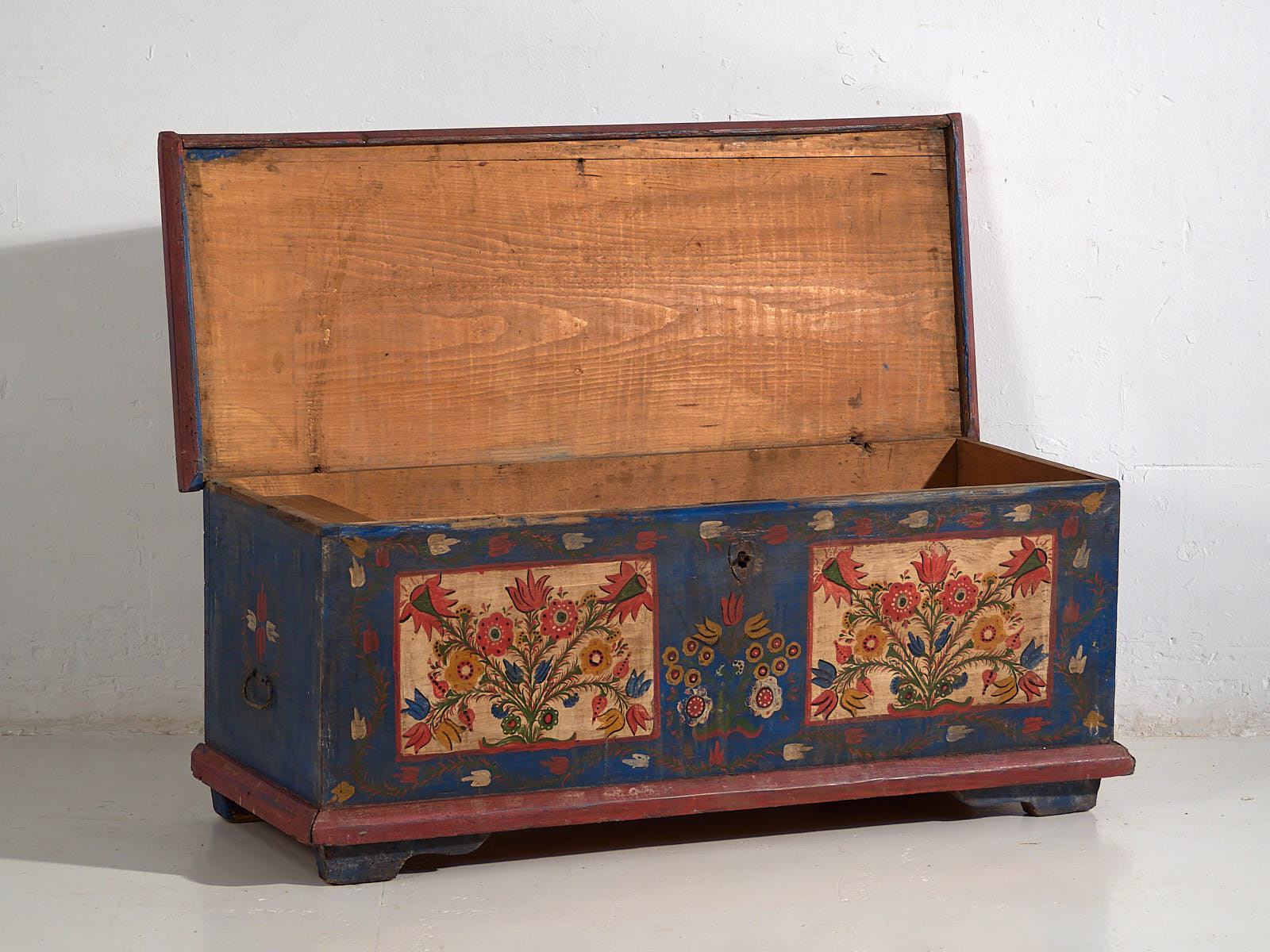 Cofre antiguo de arte popular (c.1870) #96