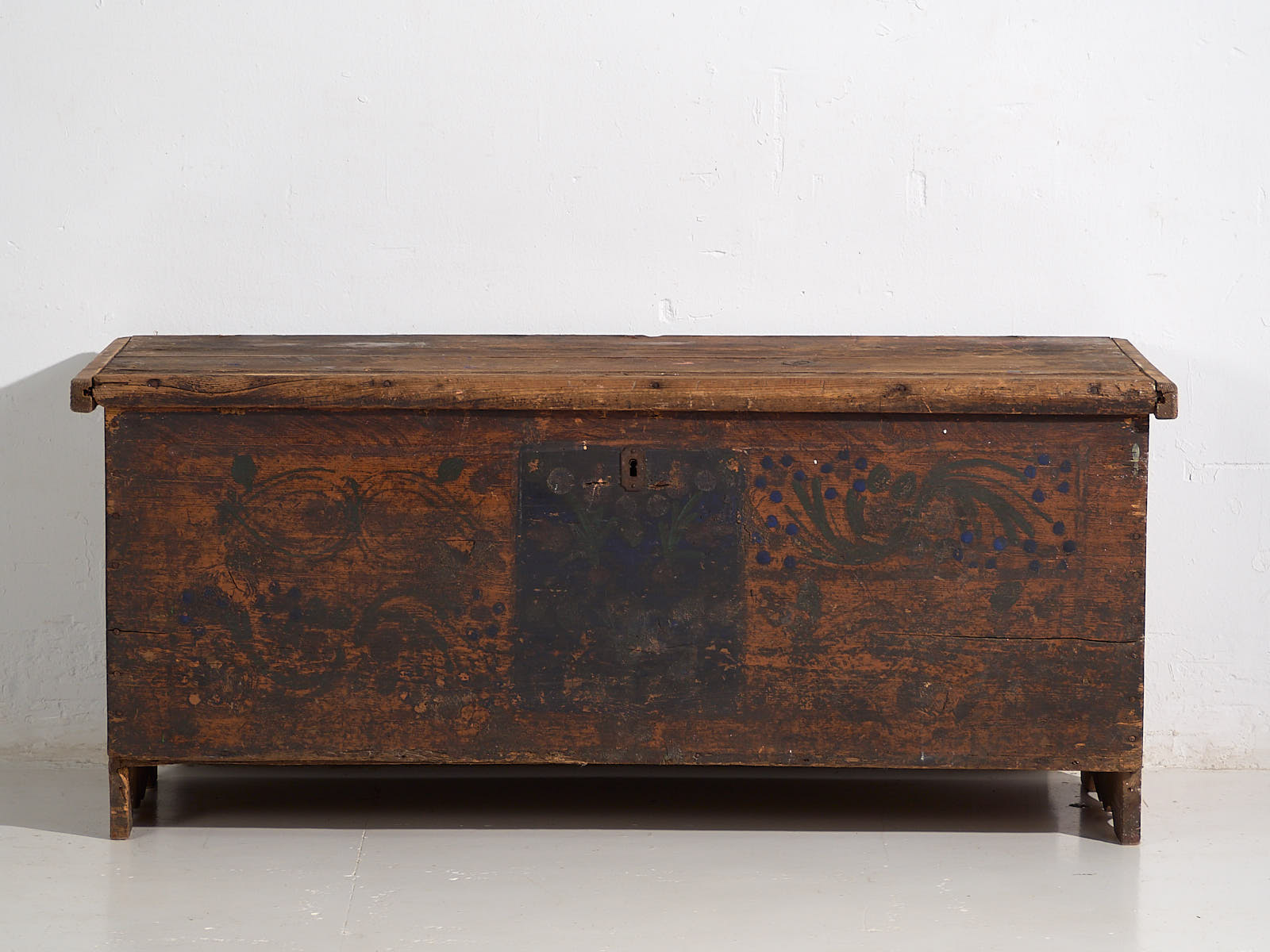 Folk art style antique chest (c.1920) #101
